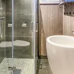 Holiday home In With Kitchen Oyer